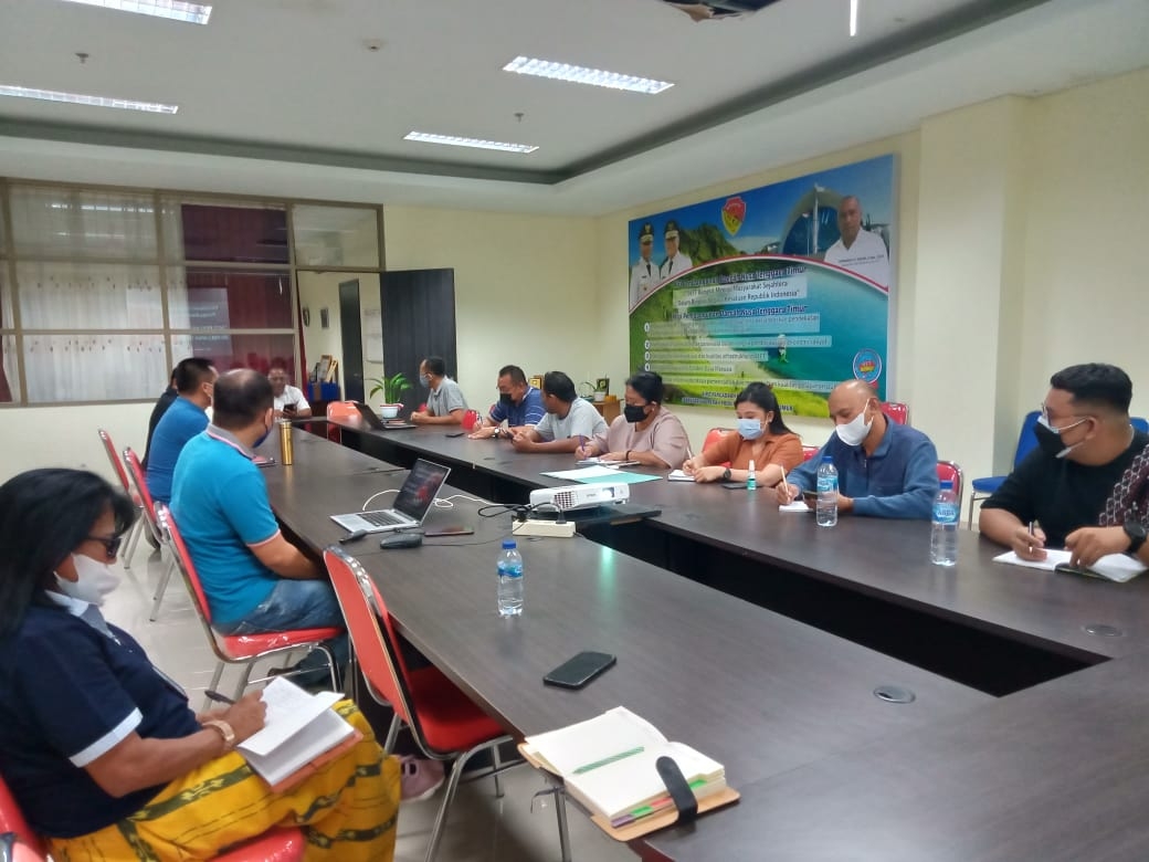Yanes Panie saat membawakan presentasi aksi perubahan di ruang rapat Biro PBJ NTT, Jum'at (23/7)