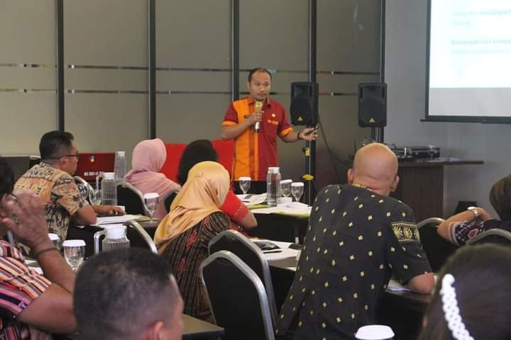 Yanes G.Panie,S.STP,M.Pub.Pol saat membawakan materinya, Kupang (21/11).
